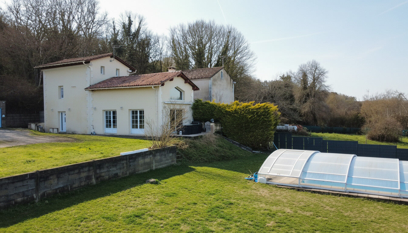 Villa / Maison  T4 à vendre Vœuil-et-Giget 16400