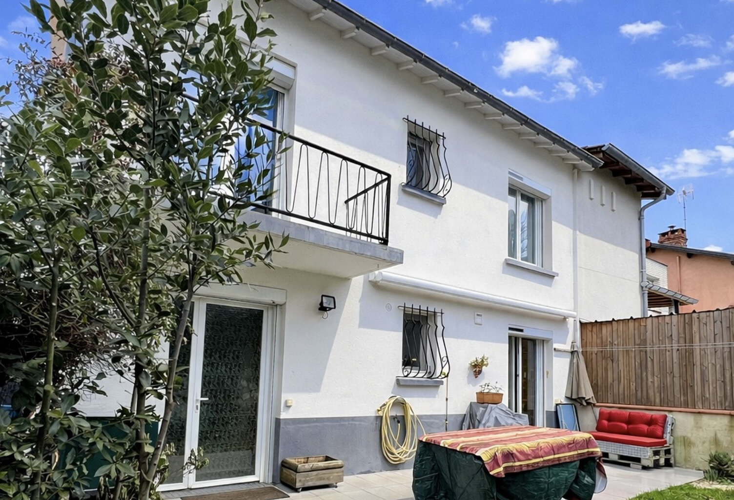 Maison familiale avec jardin et garage — photo 1