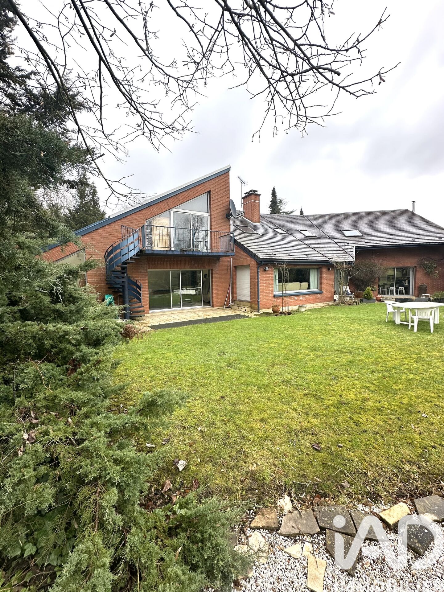 Avion - 319m² - 10p. - 6ch.