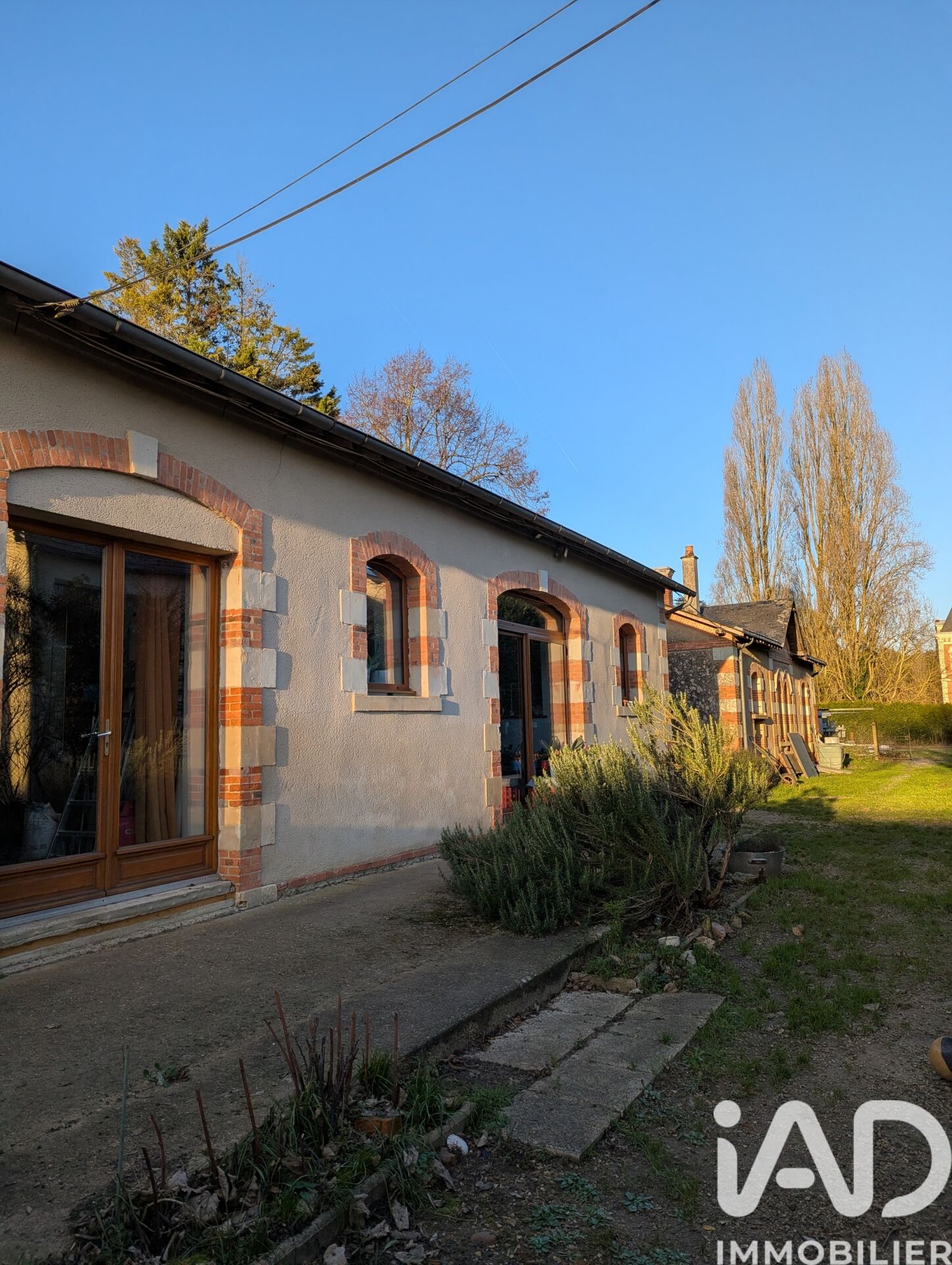 Bazouges-Sur-Le-Loir - 238m² - 7p. - 5ch.