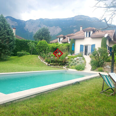 Maison 6 pièces 2400 €