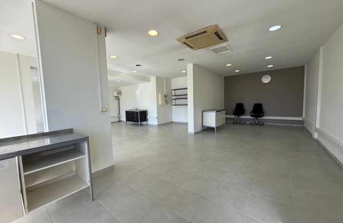 LOCAL PROFESSIONNEL DE 153 M2 ST JEAN — photo 2