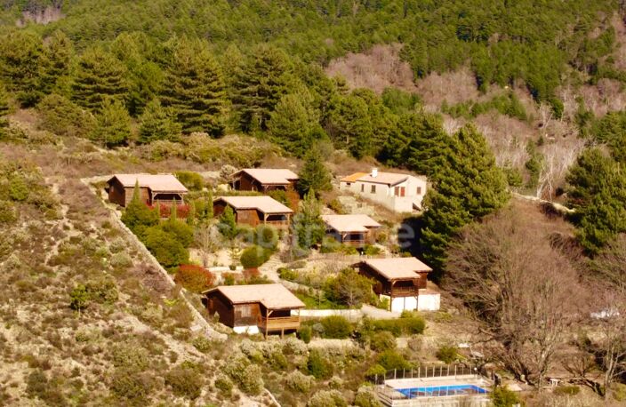 Dpt Corse (20), à vendre EVISA, propriété avec six chalets en bois, terrasse vue panoramique, piscine, parking — photo 3