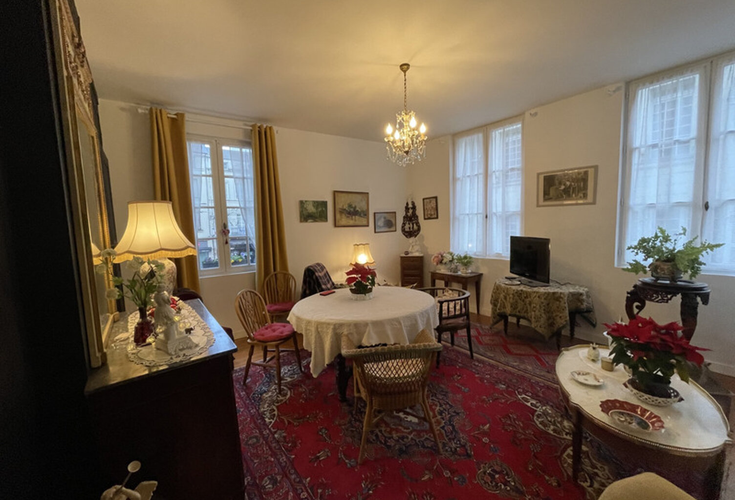 Au coeur du Saumur Historique Appartement rénové de 92m2 situé au 1er étage d'une petite copropriété -3 chambres — photo 1