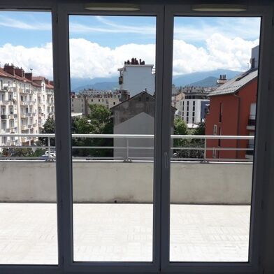 Appartement 2 pièces 830 €