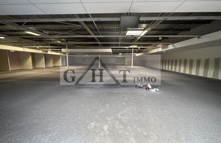 À LOUER – SAINT-MAXIMIN - LOCAL COMMERCIAL – 1 142 m² — photo 2