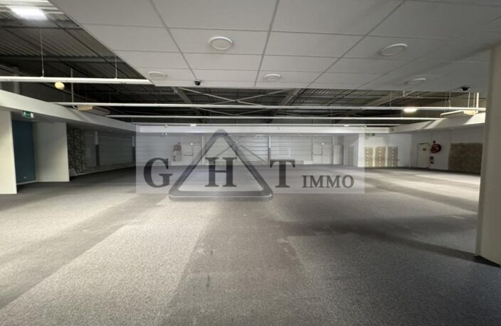 À LOUER – SAINT-MAXIMIN - LOCAL COMMERCIAL – 1 142 m² — photo 3