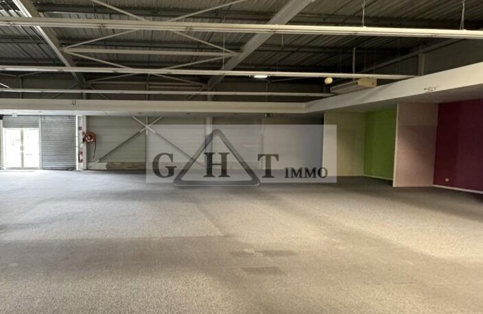 À LOUER – SAINT-MAXIMIN - LOCAL COMMERCIAL – 1 142 m² — photo 4
