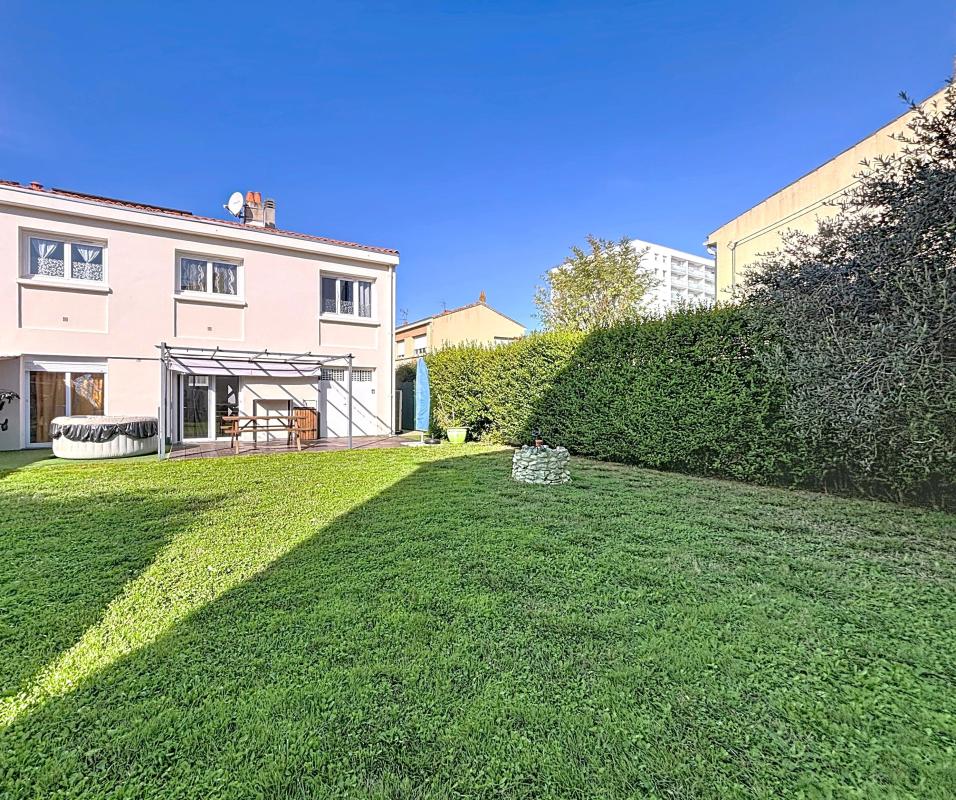 Villa / Maison  T5 à vendre Rochelle (La) 17000