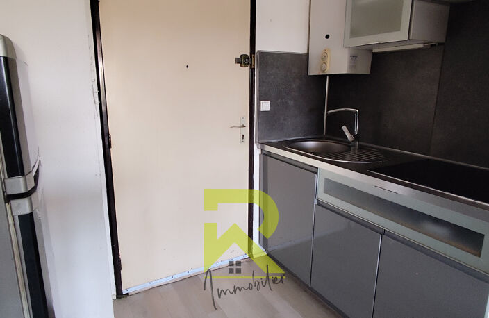 Deux pièces dans résidence avec piscine et parking privé — photo 4