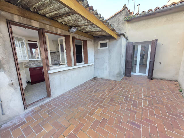 Maison de ville   Fort potentiel locatif   Saint-Mitre-les-R — photo du bien