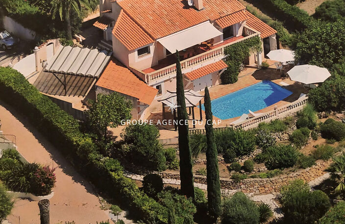 LES ISSAMBRES VILLA VUE MER GOLFE DE SAINT TROPEZ EN IMPASSE AVEC PISCINE — photo 2