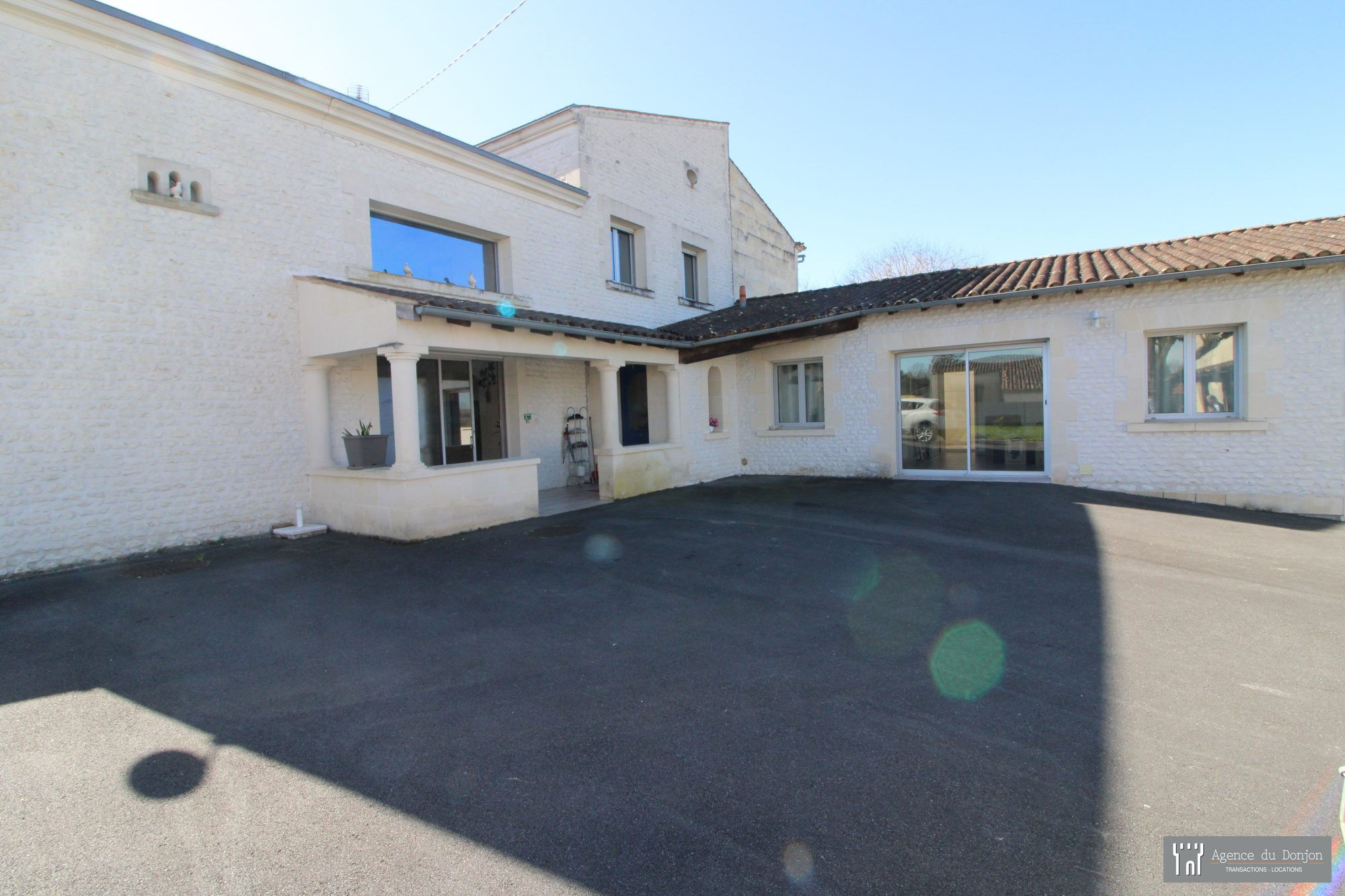 Villa / Maison  T6 à louer Pons 17800