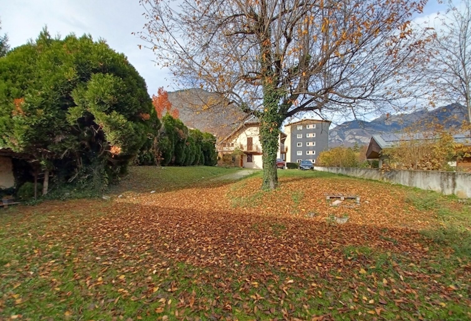 SAINT JEAN DE MAURIENNE Au coeur d'un quartier résidentiel et ensoleillé desservi par le bus Dans maison individuelle de caractère composée de 2 appartements avec chacun son accès et son chauffage indépendant T5 Duplex 103 m2 ( 121 m2 au sol ) + Balcon avec belle vue dégagée + Jardin privé  — photo 1