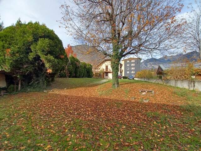 SAINT JEAN DE MAURIENNE Au coeur d'un quartier résidentiel et ensoleillé desservi par le bus Dans maison individuelle de caractère composée de 2 appartements avec chacun son accès et son chauffage indépendant T5 Duplex 103 m2 ( 121 m2 au sol ) + Balcon avec belle vue dégagée + Jardin privé — photo du bien