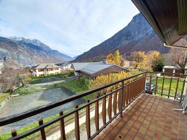 SAINT JEAN DE MAURIENNE Au coeur d'un quartier résidentiel et ensoleillé desservi par le bus Dans maison individuelle de caractère composée de 2 appartements avec chacun son accès et son chauffage indépendant T5 Duplex 103 m2 ( 121 m2 au sol ) + Balcon avec belle vue dégagée + Jardin privé — photo du bien
