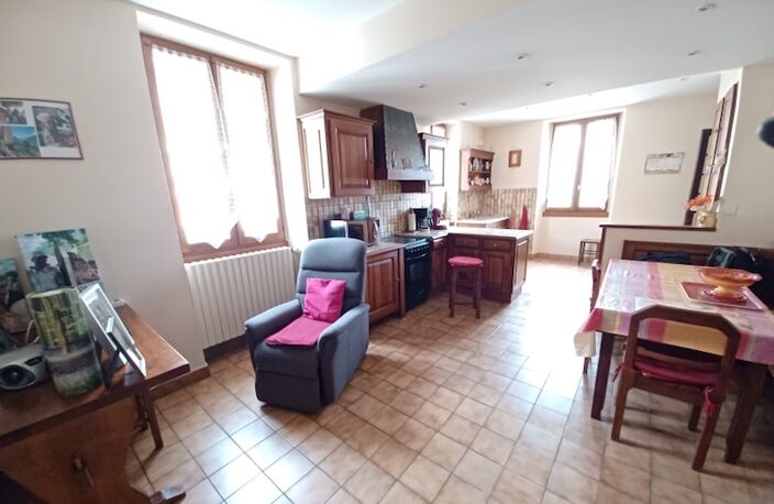 SAINT JEAN DE MAURIENNE Au coeur d'un quartier résidentiel et ensoleillé desservi par le bus Dans maison individuelle de caractère composée de 2 appartements avec chacun son accès et son chauffage indépendant T5 Duplex 103 m2 ( 121 m2 au sol ) + Balcon avec belle vue dégagée + Jardin privé  — photo 3
