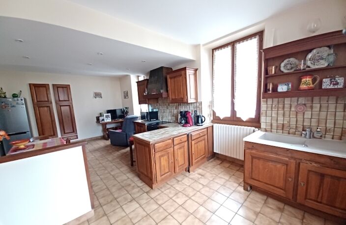 SAINT JEAN DE MAURIENNE Au coeur d'un quartier résidentiel et ensoleillé desservi par le bus Dans maison individuelle de caractère composée de 2 appartements avec chacun son accès et son chauffage indépendant T5 Duplex 103 m2 ( 121 m2 au sol ) + Balcon avec belle vue dégagée + Jardin privé  — photo 4