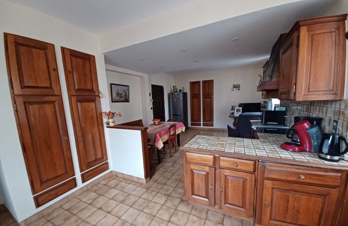 SAINT JEAN DE MAURIENNE Au coeur d'un quartier résidentiel et ensoleillé desservi par le bus Dans maison individuelle de caractère composée de 2 appartements avec chacun son accès et son chauffage indépendant T5 Duplex 103 m2 ( 121 m2 au sol ) + Balcon avec belle vue dégagée + Jardin privé  — photo 5