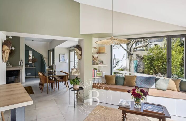 Tassin-La-Demi-Lune - Tassin Bourg - Maison de charme rénovée avec jardin, piscine et suite parentale — photo 2