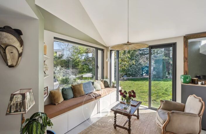 Tassin-La-Demi-Lune - Tassin Bourg - Maison de charme rénovée avec jardin, piscine et suite parentale — photo 4