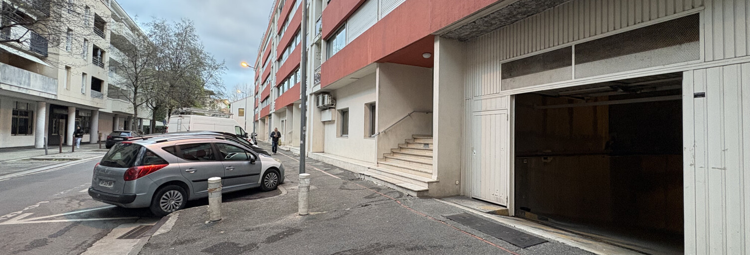 Garage   m² à louer à Aubagne (13400)