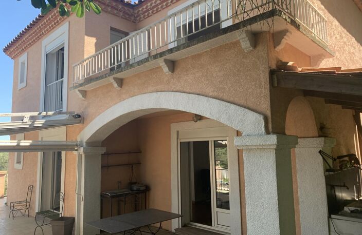 belle opportunité dans un quartier hors pair pour cette maison traditionnelle de cinq chambres sur double niveaux avec piscine et magnifique vue sur la foret de Lunaret un véritable havre de paix — photo 2