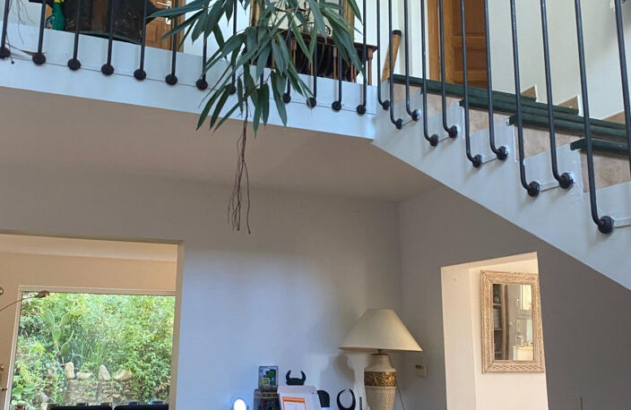 belle opportunité dans un quartier hors pair pour cette maison traditionnelle de cinq chambres sur double niveaux avec piscine et magnifique vue sur la foret de Lunaret un véritable havre de paix — photo 3