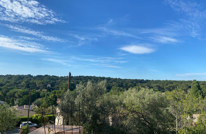 belle opportunité dans un quartier hors pair pour cette maison traditionnelle de cinq chambres sur double niveaux avec piscine et magnifique vue sur la foret de Lunaret un véritable havre de paix — photo 4
