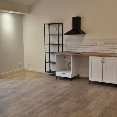 Appartement 5 pièces 900 €