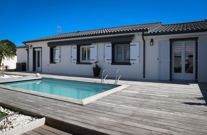 VAUX-SUR-MER - MAISON ENTIEREMENT RÉNOVÉE AVEC GOÛT AU PRIX — photo 2