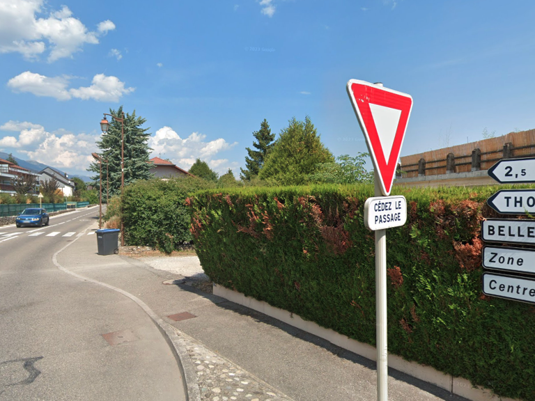VENTE GARAGE - THOIRY (01) — photo 1