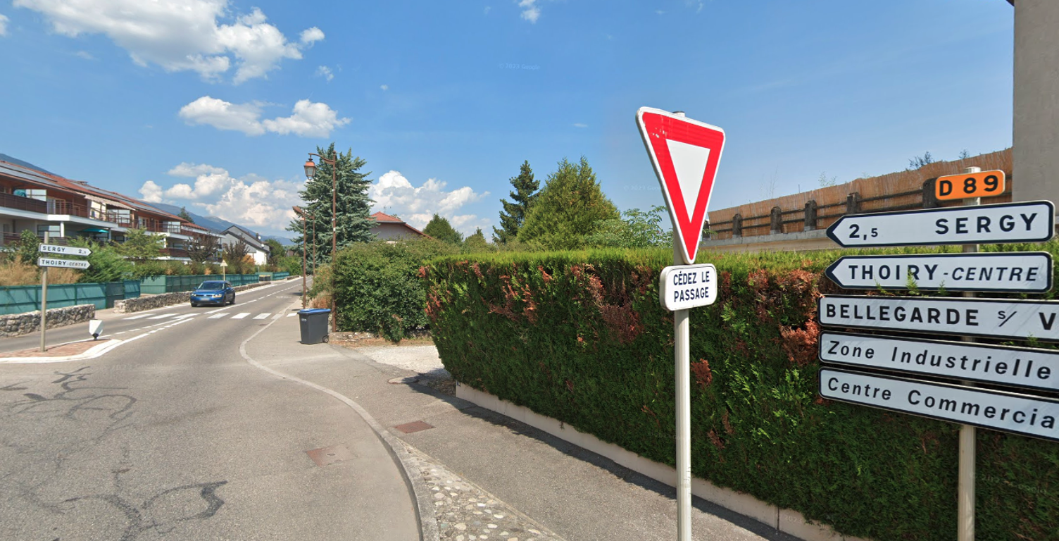 VENTE GARAGE - THOIRY (01) — photo 1
