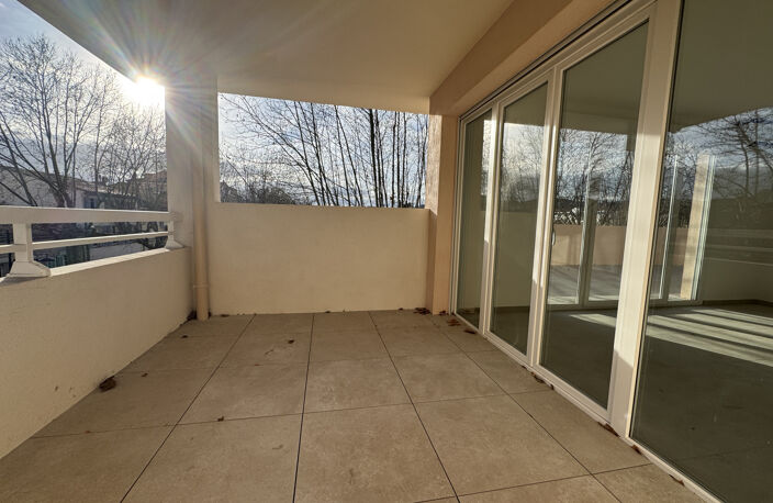 APPARTEMENT T3 DERNIER ETAGE AVEC TERRASSES — photo 3