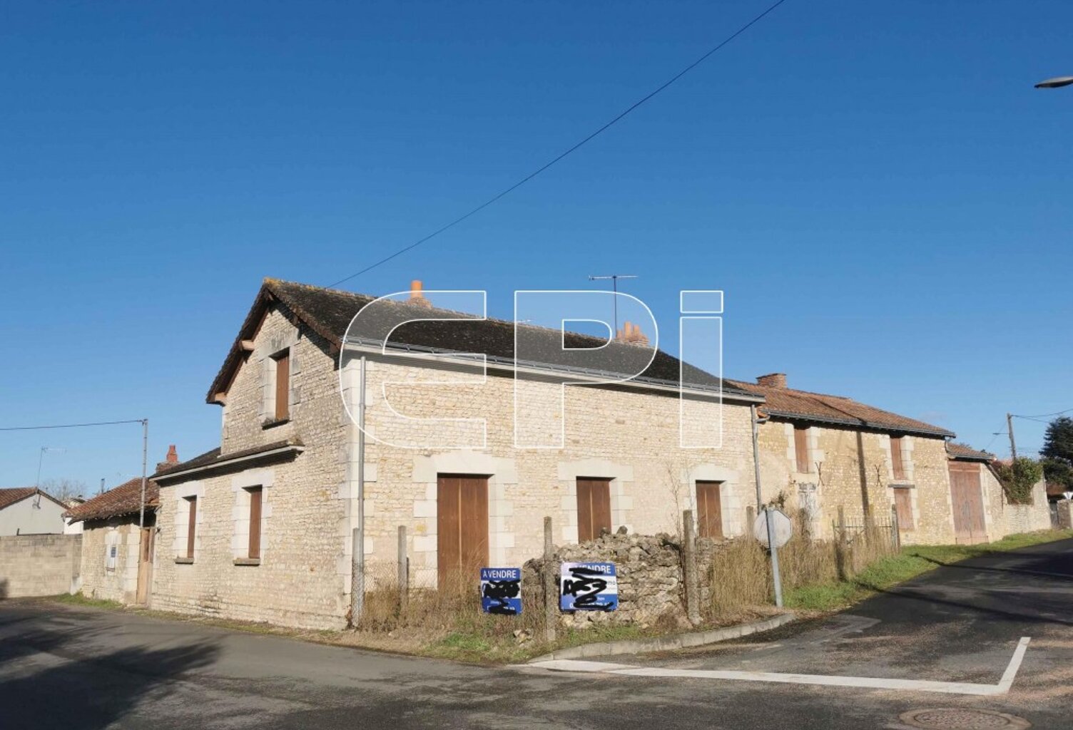 Réf 8117. Chaveignes, maison de 121 m² avec jardin, en pierre — photo 1