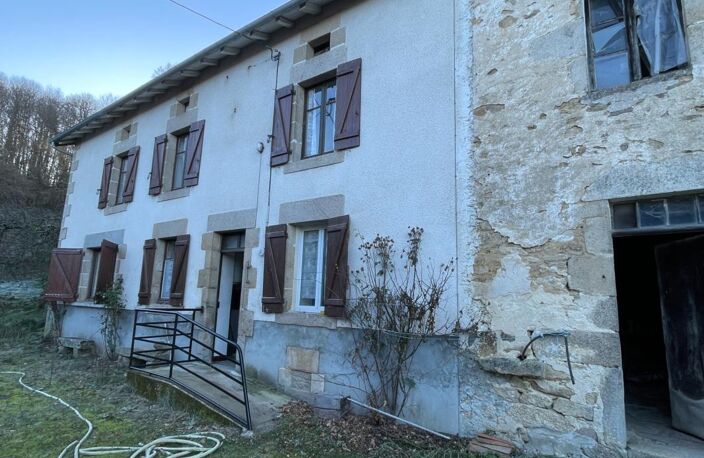Corps de ferme avec deux maisons, granges et terrain — photo 2