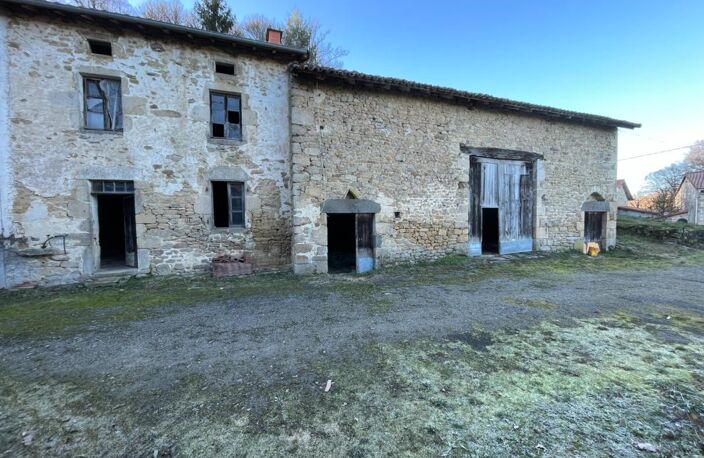 Corps de ferme avec deux maisons, granges et terrain — photo 3