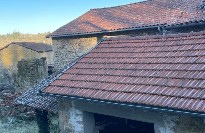 Corps de ferme avec deux maisons, granges et terrain — photo 4