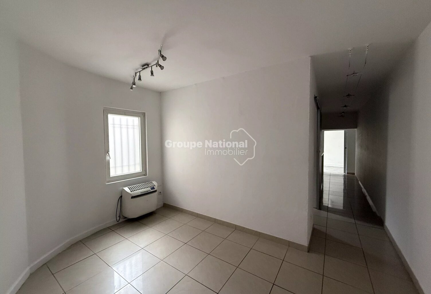 Local commercial — photo 1