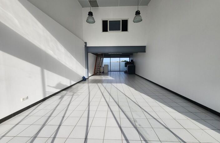 LE CHATEAU D'OLERON emplacement N°1 Local commercial de 204 m2 disponible — photo 2