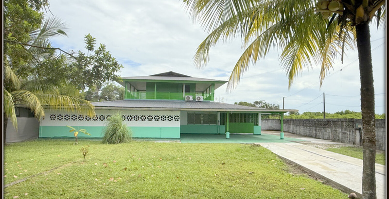 A VENDRE A KOUROU (GUYANE FRANCAISE) UNE CHARMANTE PROPRIETE DE 486 m² - DEUX APPARTEMENTS T3 - UN STUDIO - SUPERFICIE DU TERRAIN DE 5000 m² - AU PRIX DE 427000 € — photo 1