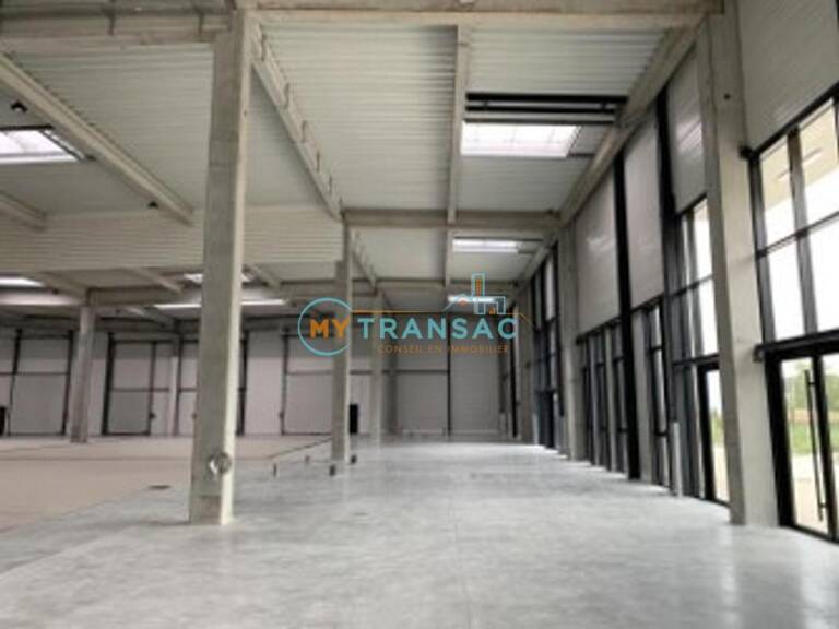 A LOUER 3 279m² d'activités dont 315m² de bureaux à Sucy-en-Brie — photo 1