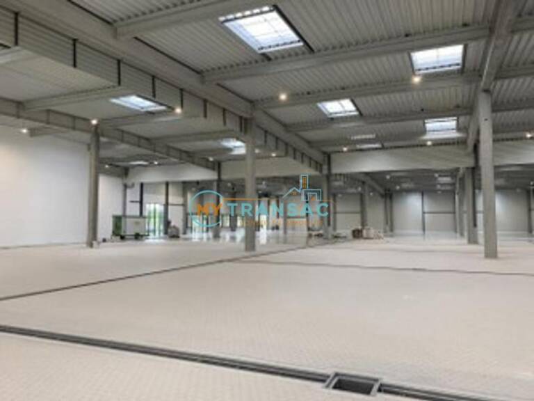 A LOUER 6 088 m² d’activités et de bureaux divisibles à partir de 2 964 m² à Sucy-en-brie — photo 1