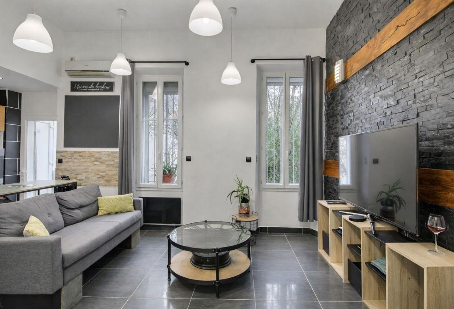 Appartement rénové 2 pièces vue sur jardin avec balcon, cave et pièce supplémentaire – Centre village — photo 1