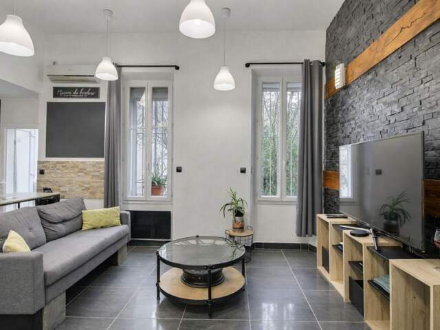 Appartement rénové 2 pièces vue sur jardin avec balcon, cave et pièce supplémentaire – Centre village — photo du bien