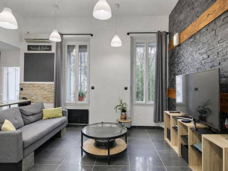 Appartement rénové 2 pièces vue sur jardin avec balcon, cave et pièce supplémentaire – Centre village — photo 1