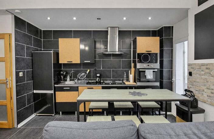 Appartement rénové 2 pièces vue sur jardin avec balcon, cave et pièce supplémentaire – Centre village — photo 3