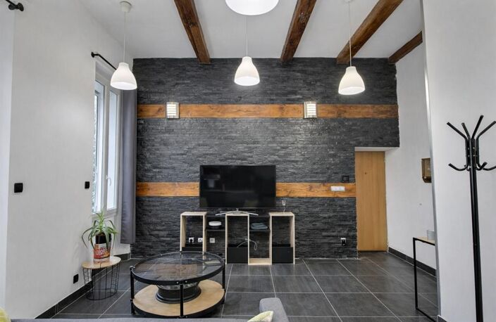 Appartement rénové 2 pièces vue sur jardin avec balcon, cave et pièce supplémentaire – Centre village — photo 4