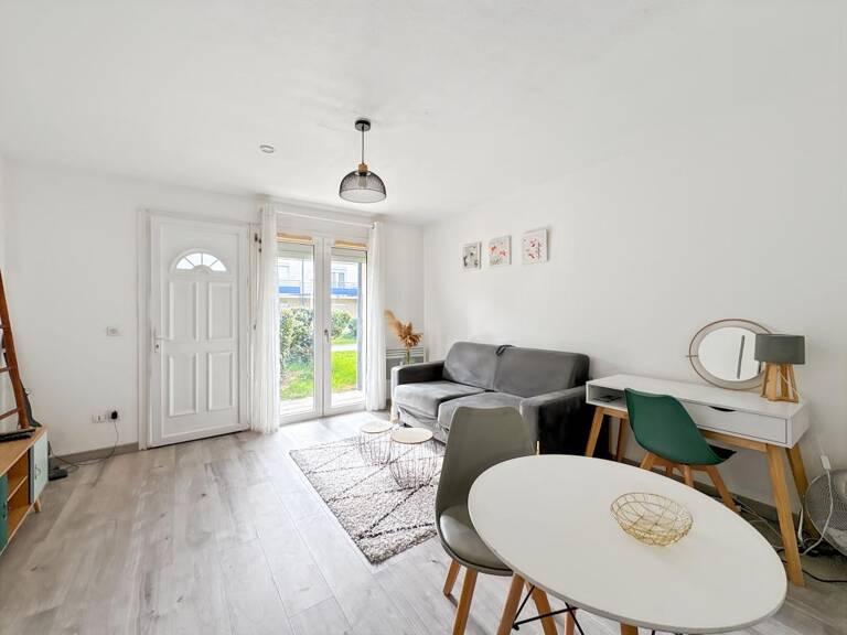 À Vendre – Studio VENDU LIBRE avec Stationnement dans résidence sécurisée — photo 1