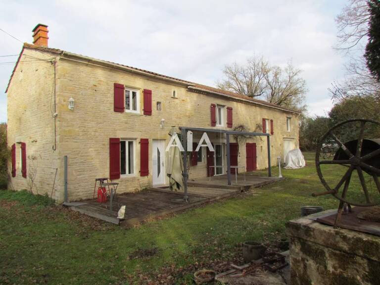 Deux maisons de village proche de ST FRAIGNE — photo 1